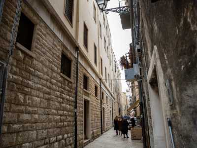 Oltrepassato un altissimo arco ci spostiamo su strada dei Dottula dove prosegue il lato est del fabbricato